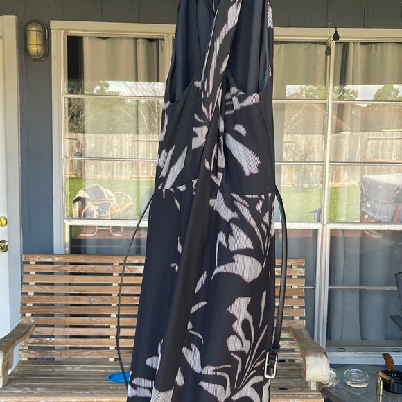 black maxi dress with white design. belt included. - Picture 2 of 4